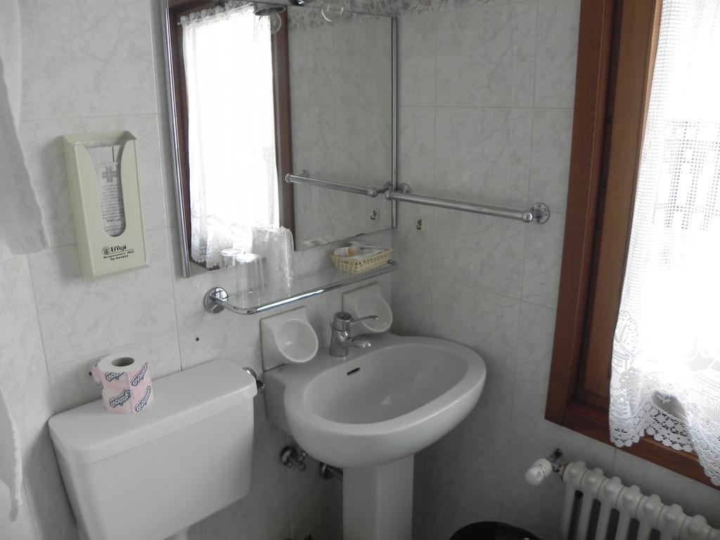 Hotel Nuovo Pecetto Macugnaga Szoba fotó